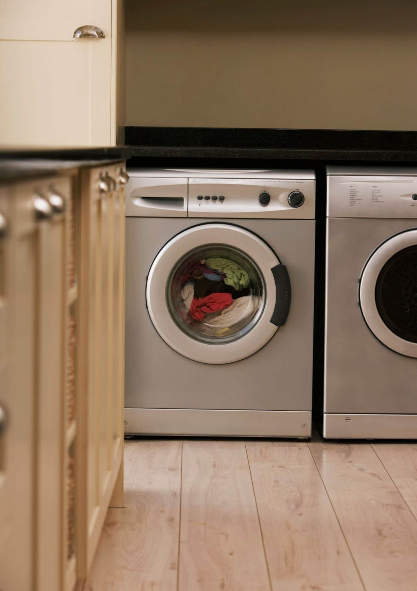 How to clean a washing machine with agitator?