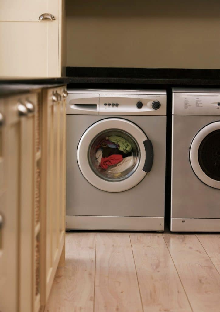 How to clean a washing machine with agitator?